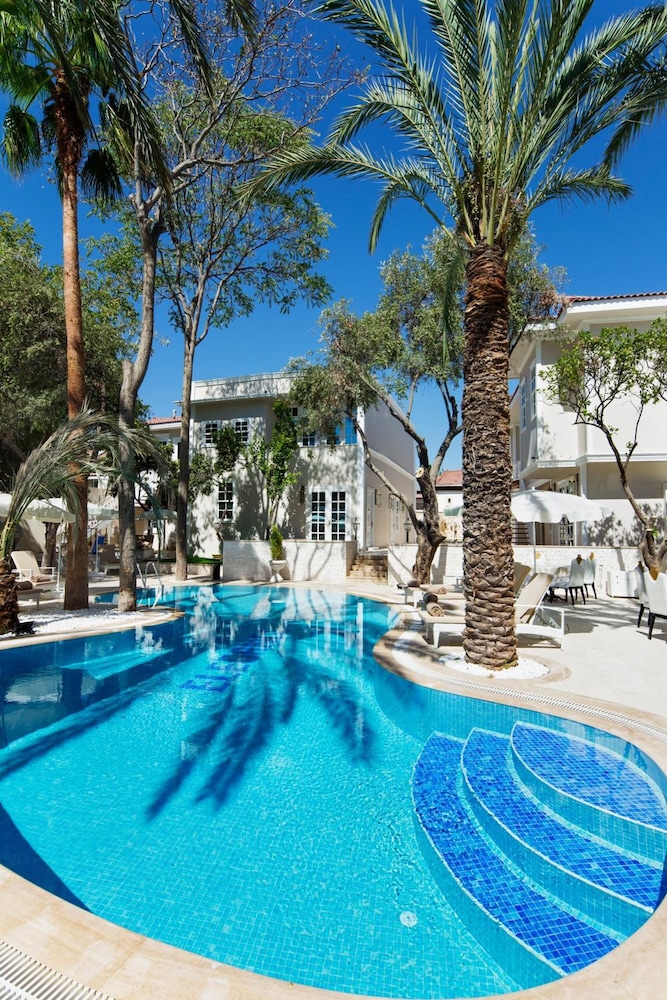 Elegance East Hotel - Boutique Class