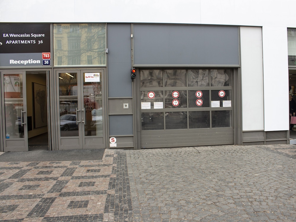 EA ApartHotel Melantrich — Hotel building in Prague, Prague