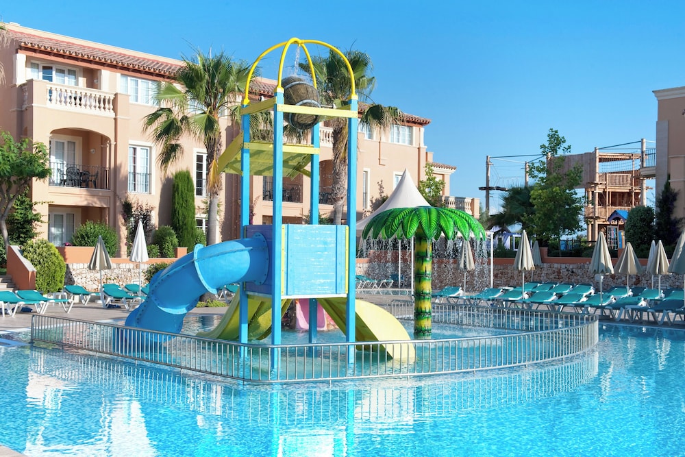 Grupotel Club Turquesa Mar — Swimming pool in Cala'n Bosch, Balearic Islands