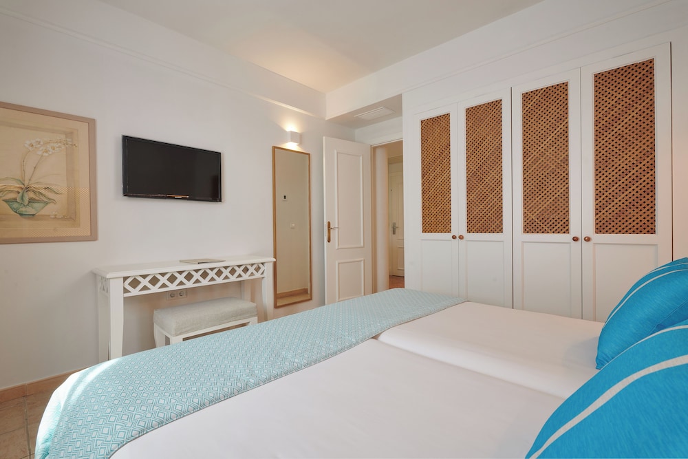 Grupotel Club Turquesa Mar — Hotel rooms in Cala'n Bosch, Balearic Islands