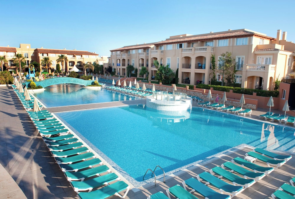 Grupotel Club Turquesa Mar — Swimming pool in Cala'n Bosch, Balearic Islands