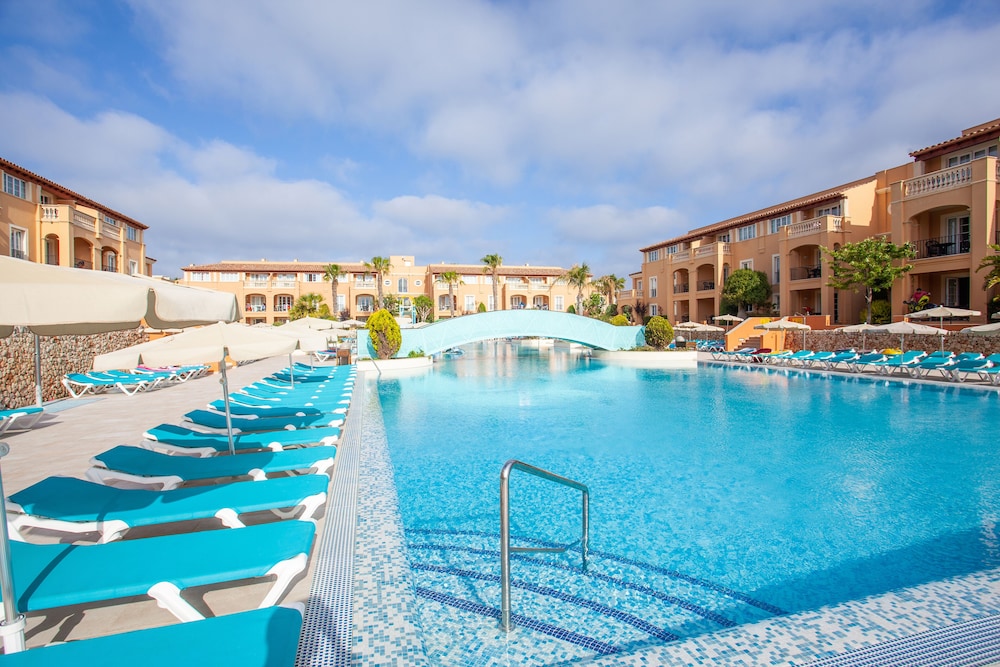 Grupotel Club Turquesa Mar — Swimming pool in Cala'n Bosch, Balearic Islands