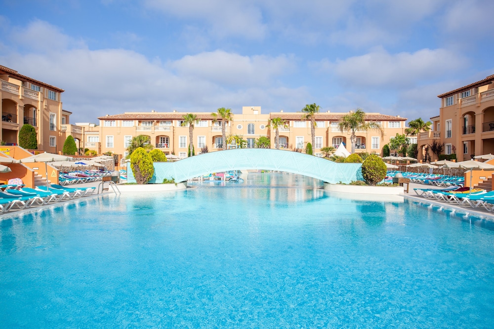 Grupotel Club Turquesa Mar — Swimming pool in Cala'n Bosch, Balearic Islands