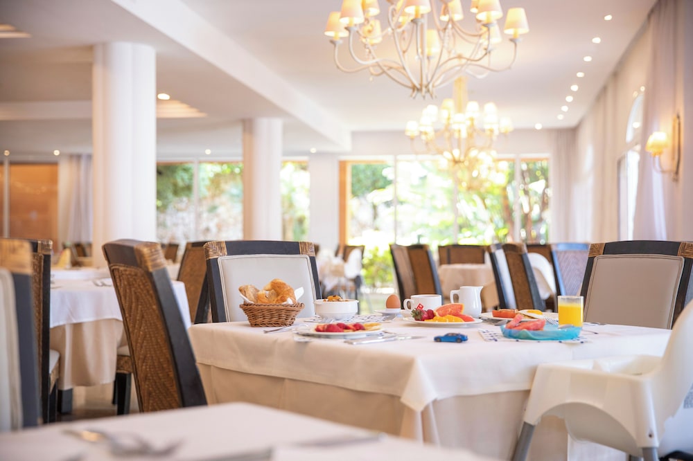 Grupotel Club Turquesa Mar — Restaurant & bars in Cala'n Bosch, Balearic Islands