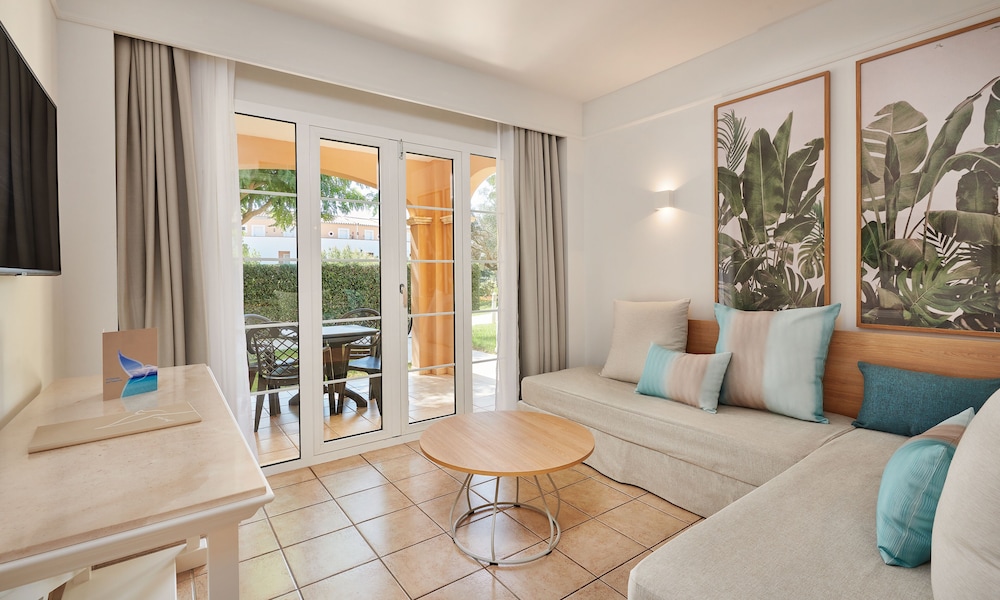 Grupotel Club Turquesa Mar — Hotel rooms in Cala'n Bosch, Balearic Islands