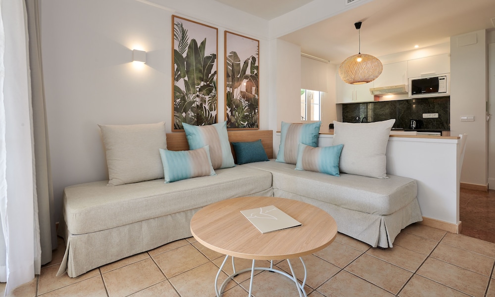 Grupotel Club Turquesa Mar — Hotel rooms in Cala'n Bosch, Balearic Islands