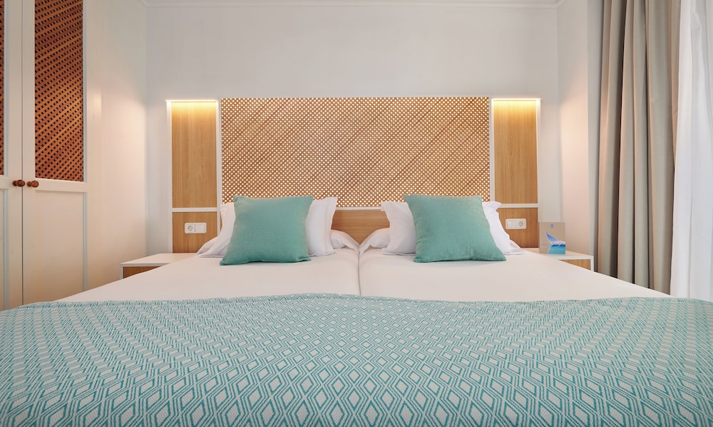 Grupotel Club Turquesa Mar — Hotel rooms in Cala'n Bosch, Balearic Islands