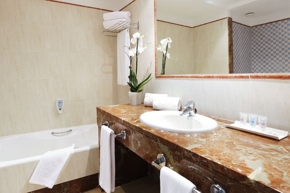 Grupotel Club Turquesa Mar — Hotel rooms in Cala'n Bosch, Balearic Islands