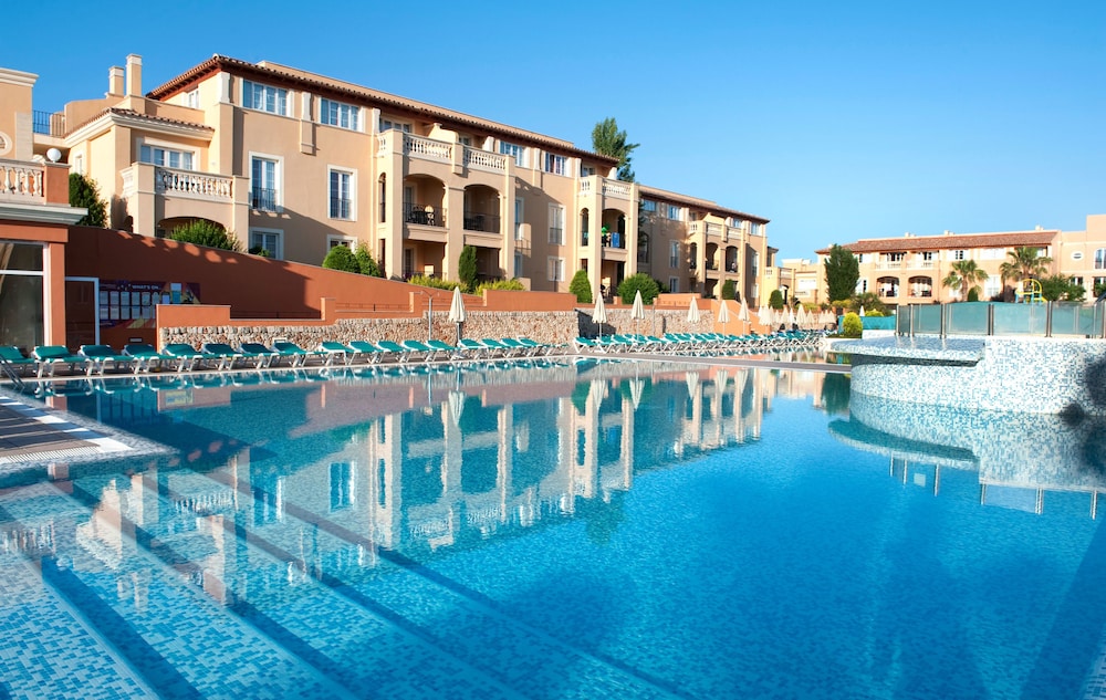 Grupotel Club Turquesa Mar — Swimming pool in Cala'n Bosch, Balearic Islands