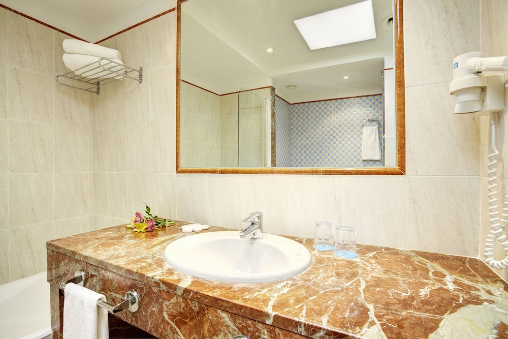 Grupotel Club Turquesa Mar — Hotel rooms in Cala'n Bosch, Balearic Islands