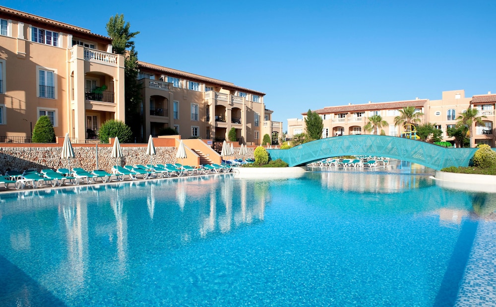 Grupotel Club Turquesa Mar — Swimming pool in Cala'n Bosch, Balearic Islands