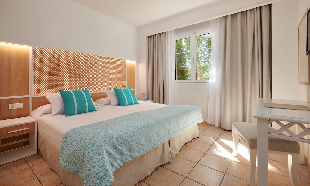 Grupotel Club Turquesa Mar — Hotel rooms in Cala'n Bosch, Balearic Islands