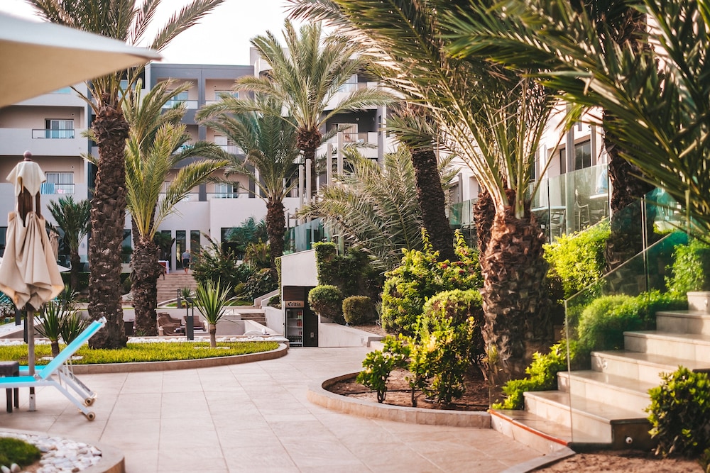 Hotel Rosa Beach Monastir — Hotel building in Skanes inc. Monastir, Monastir