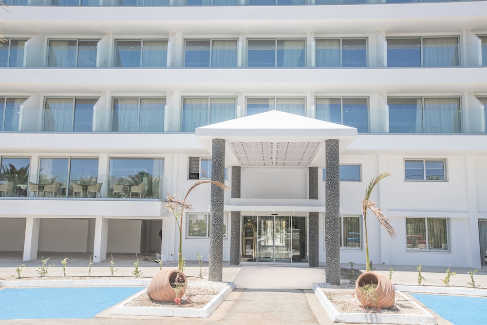 Bohemian Gardens Hotel — Hotel building in Protaras, Famagusta Region