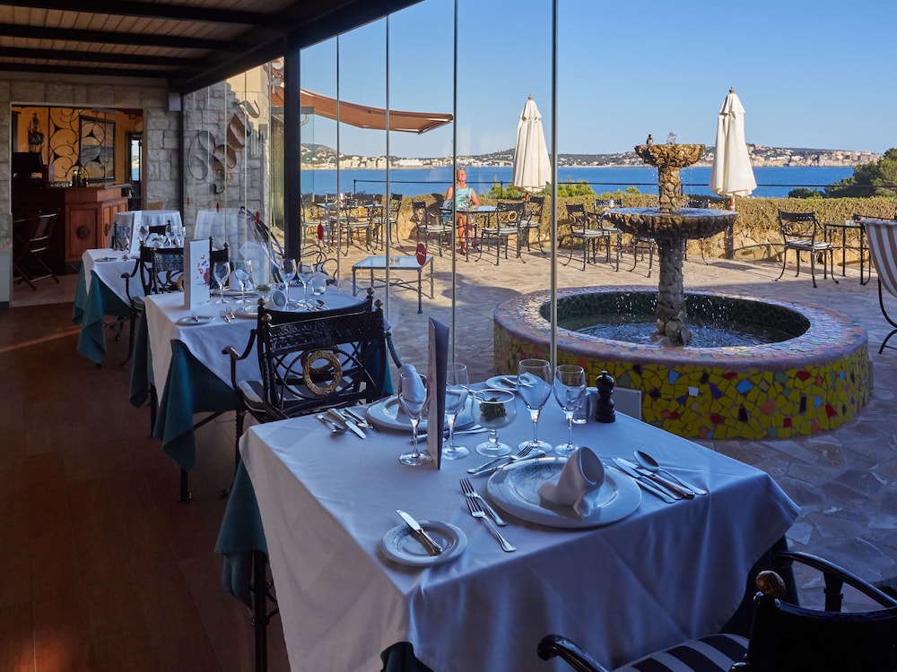 Hotel Petit Cala Fornells — Restaurant & bars in Peguera, Balearic Islands