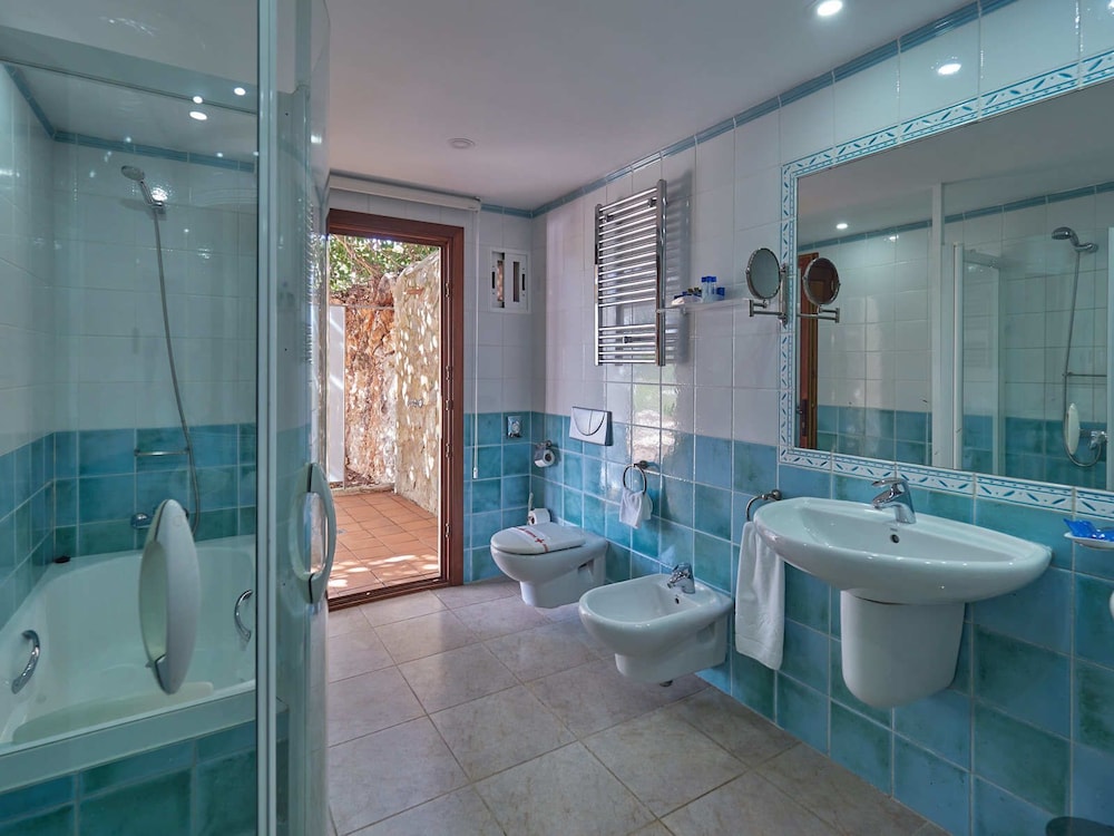 Hotel Petit Cala Fornells — Hotel rooms in Peguera, Balearic Islands