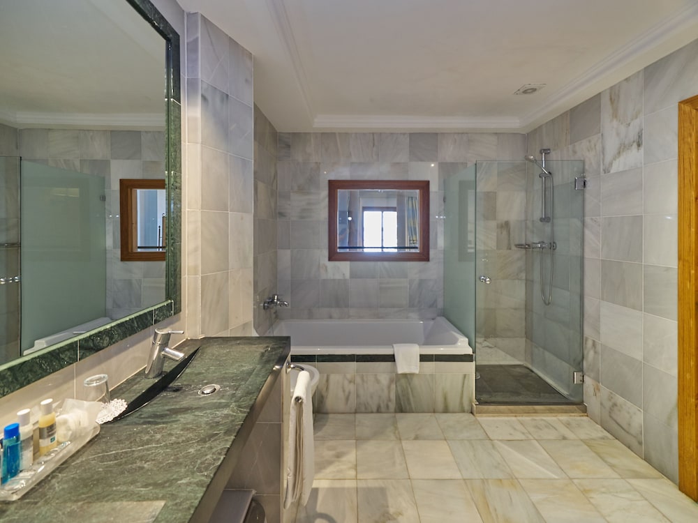 Hotel Petit Cala Fornells — Hotel rooms in Peguera, Balearic Islands