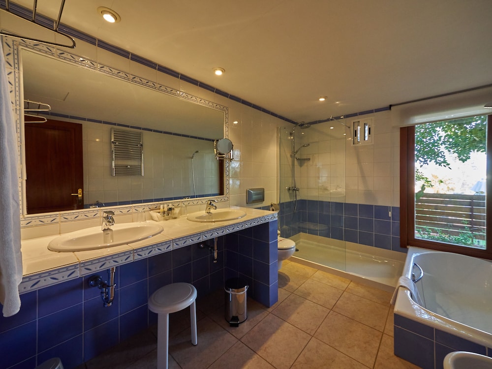Hotel Petit Cala Fornells — Hotel rooms in Peguera, Balearic Islands