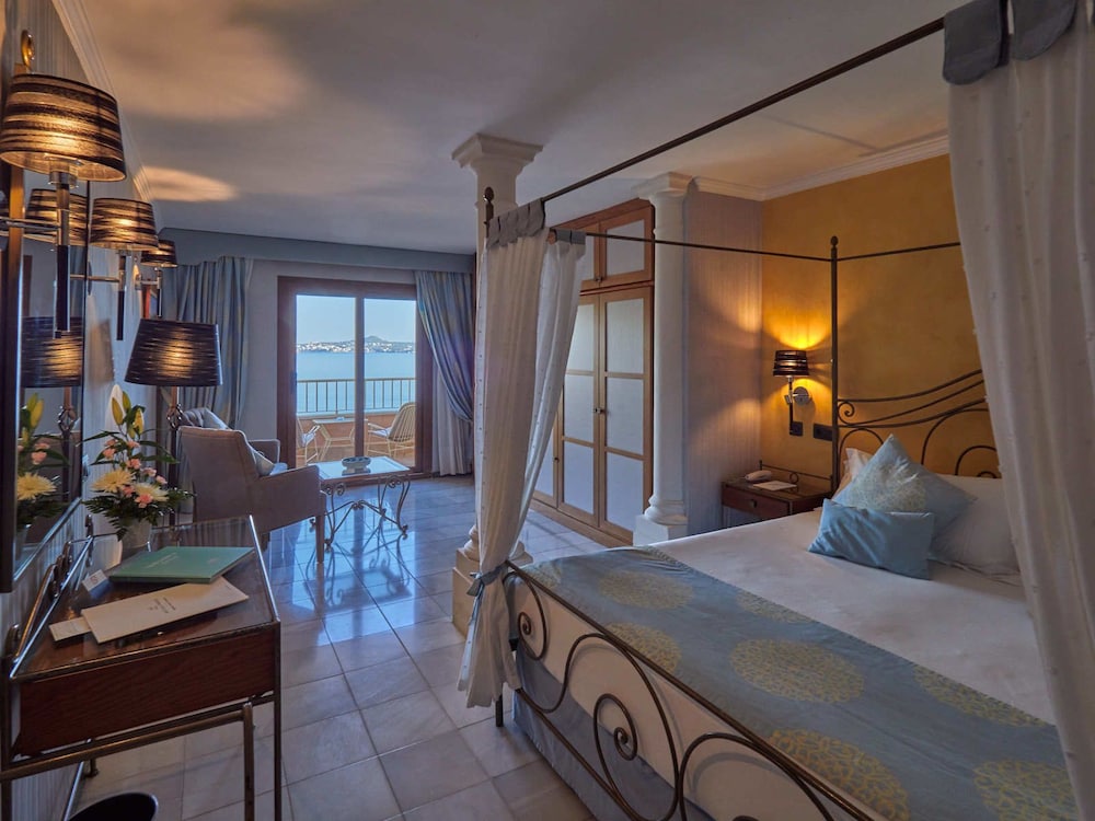 Hotel Petit Cala Fornells — Hotel rooms in Peguera, Balearic Islands