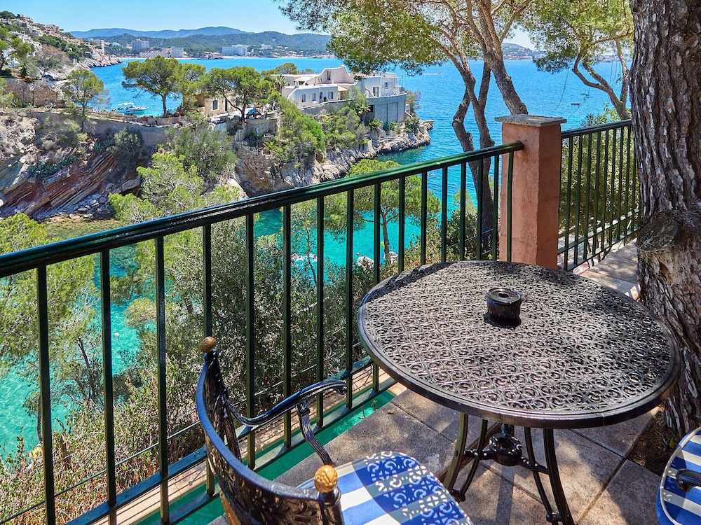 Hotel Petit Cala Fornells — Hotel rooms in Peguera, Balearic Islands