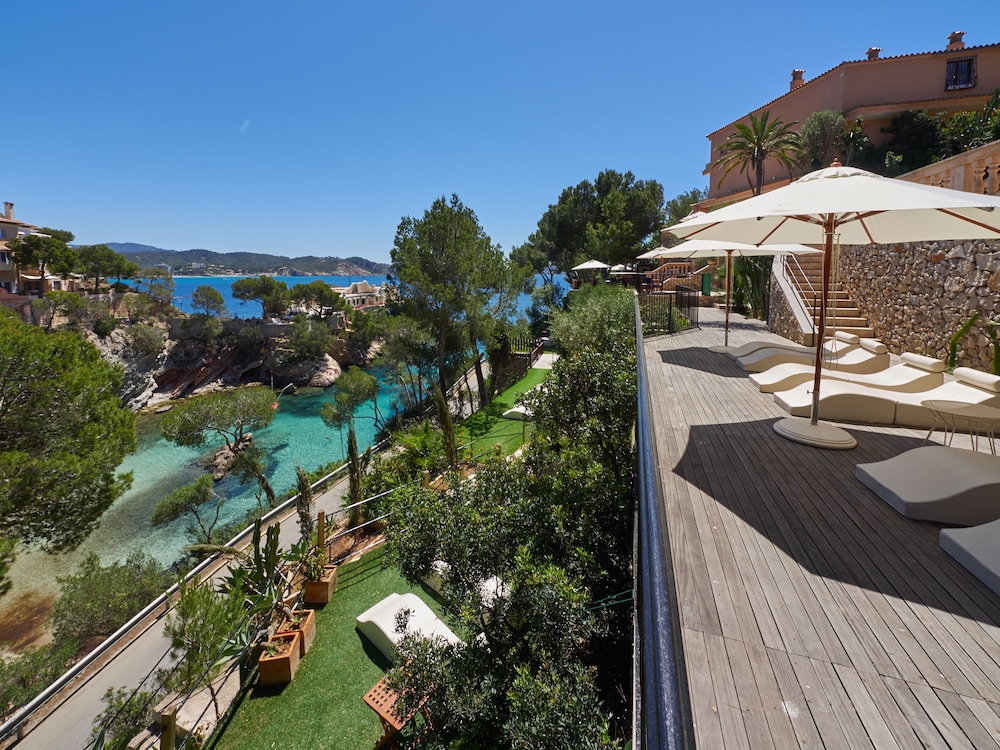 Hotel Petit Cala Fornells — Hotel building in Peguera, Balearic Islands