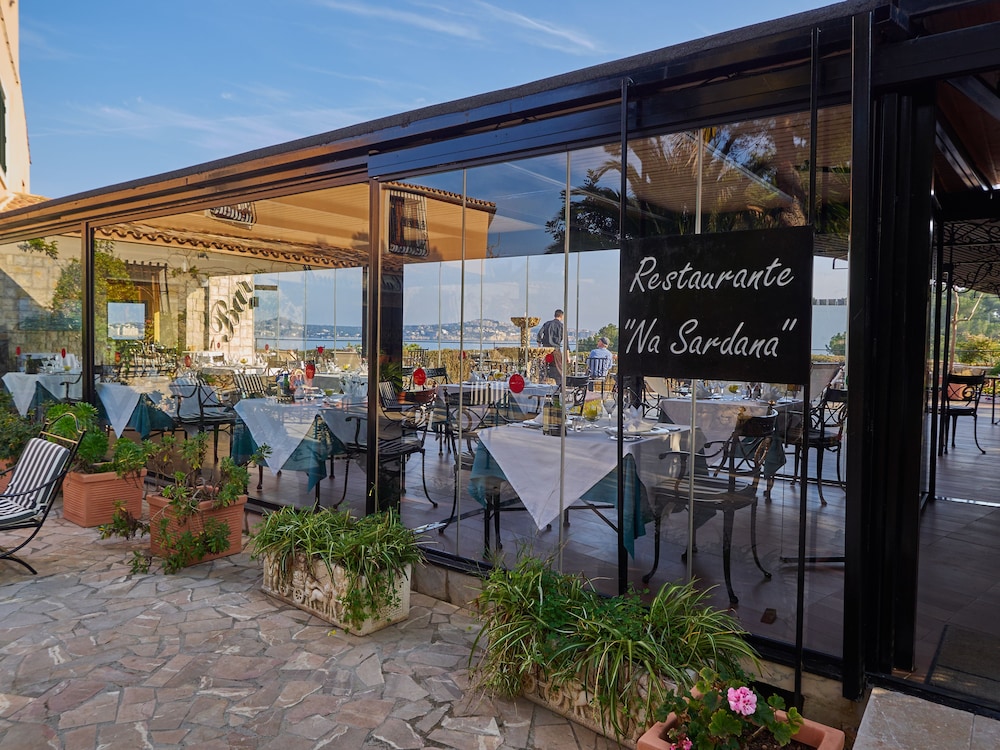 Hotel Petit Cala Fornells — Restaurant & bars in Peguera, Balearic Islands