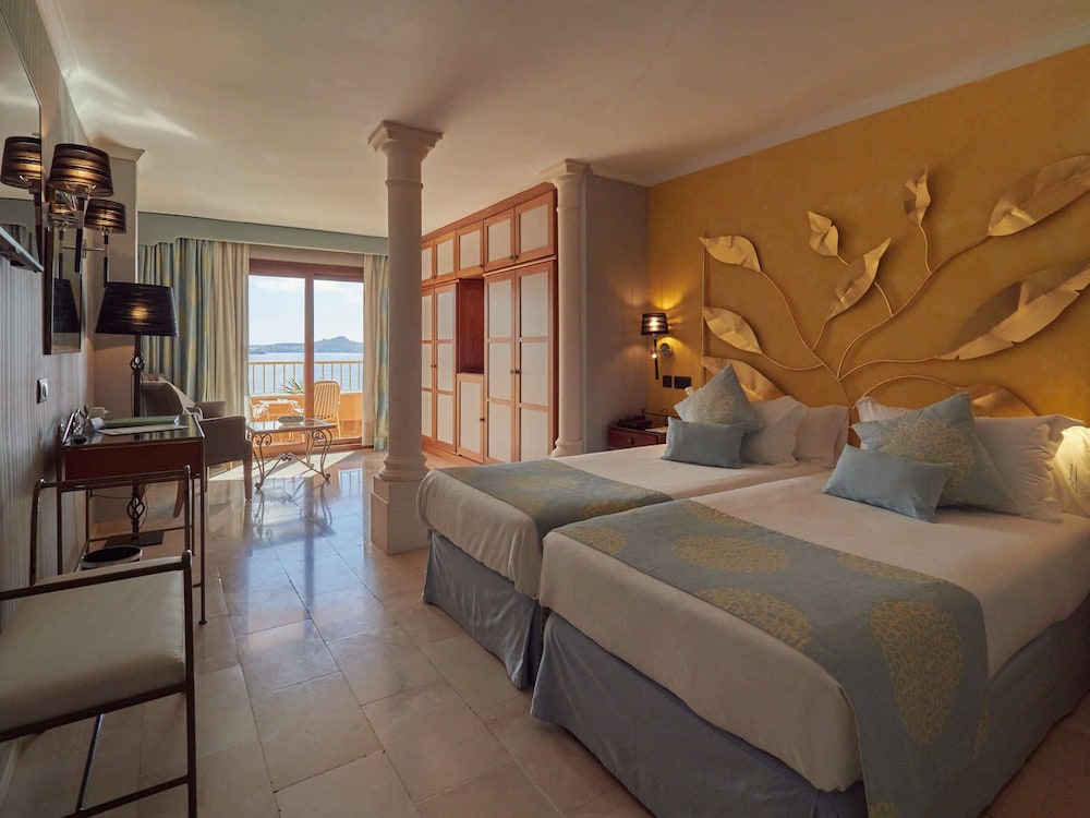 Hotel Petit Cala Fornells — Hotel rooms in Peguera, Balearic Islands
