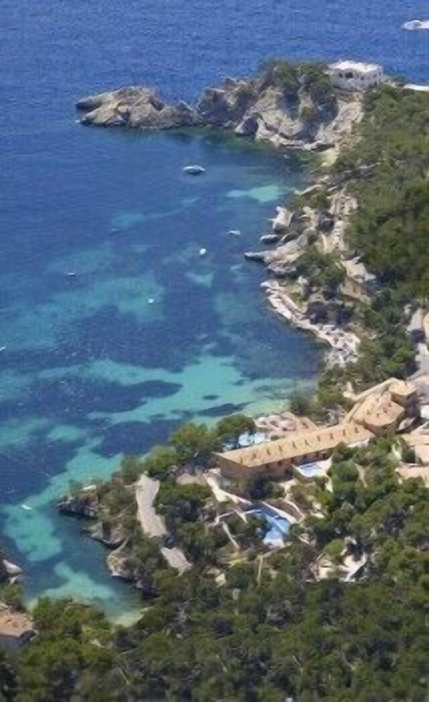 Hotel Petit Cala Fornells — Hotel building in Peguera, Balearic Islands