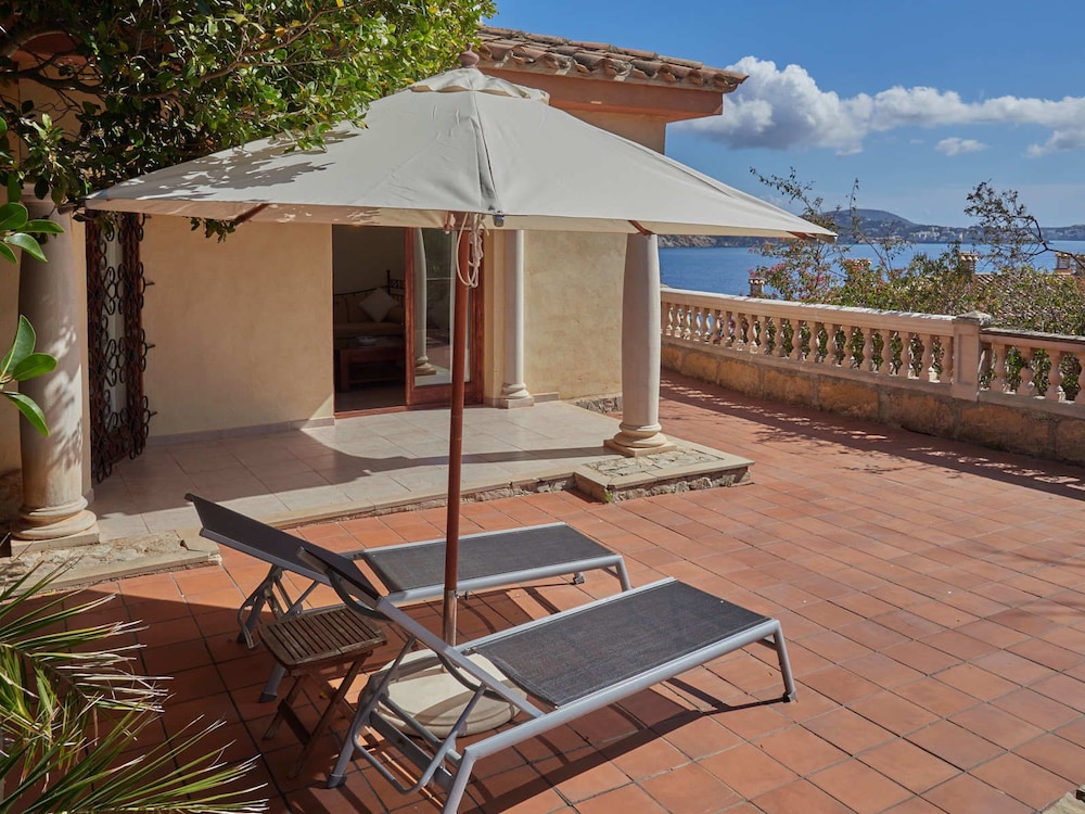Hotel Petit Cala Fornells — Hotel building in Peguera, Balearic Islands