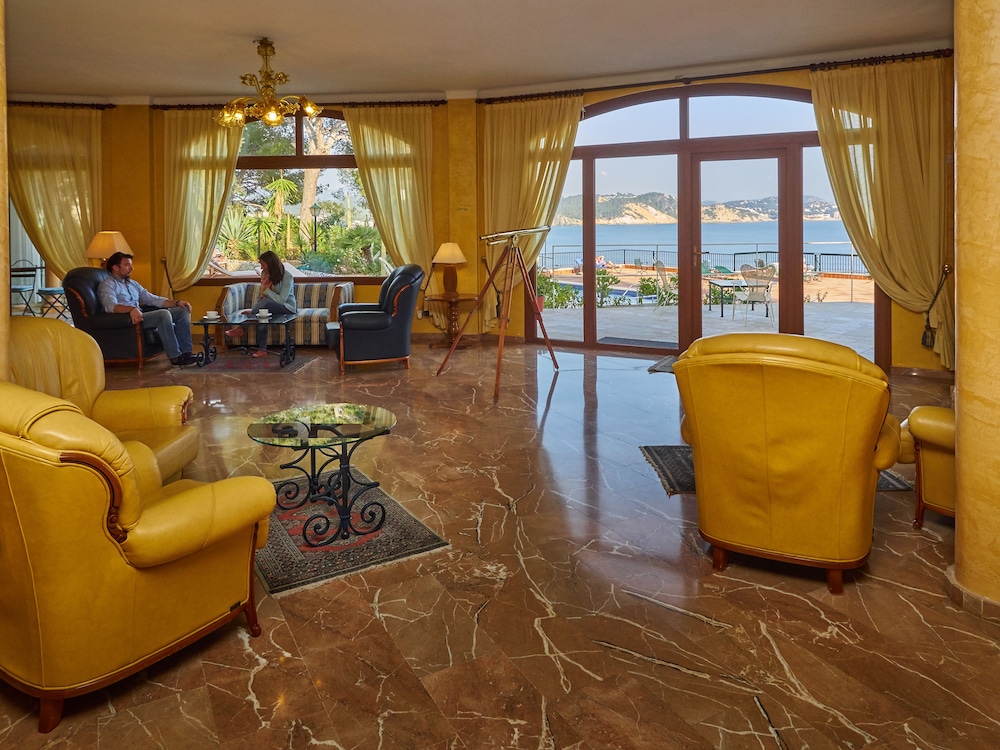 Hotel Petit Cala Fornells — Hotel rooms in Peguera, Balearic Islands