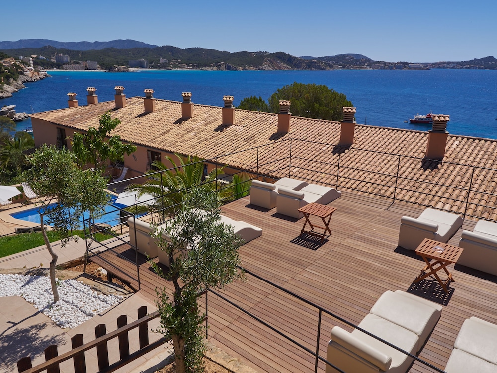 Hotel Petit Cala Fornells — Hotel building in Peguera, Balearic Islands