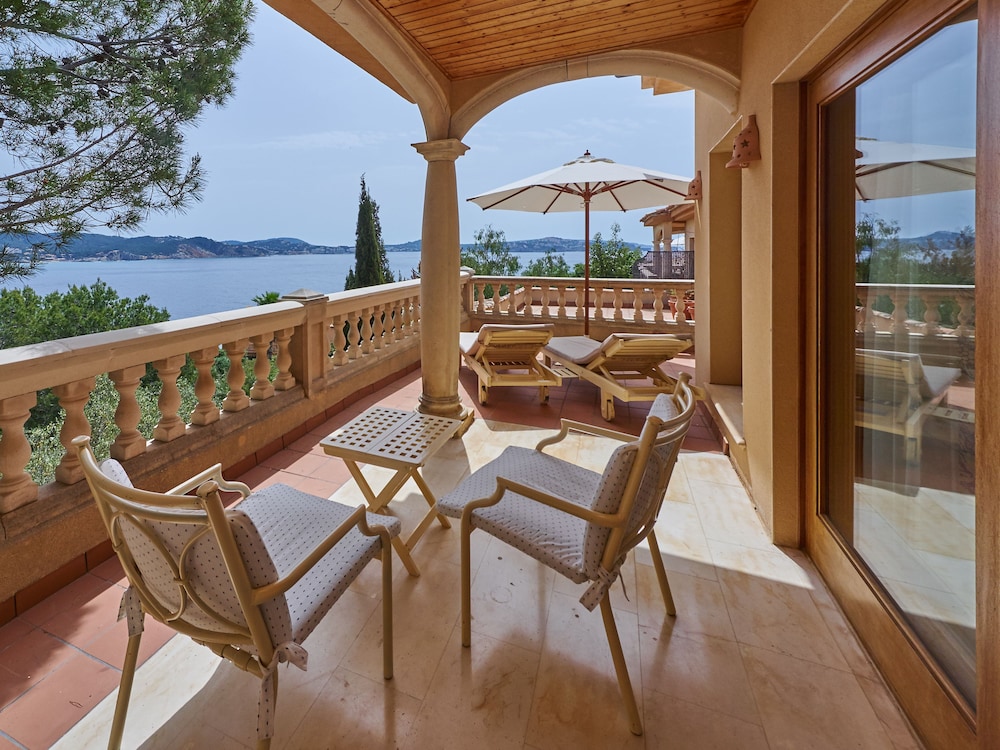 Hotel Petit Cala Fornells — Hotel building in Peguera, Balearic Islands