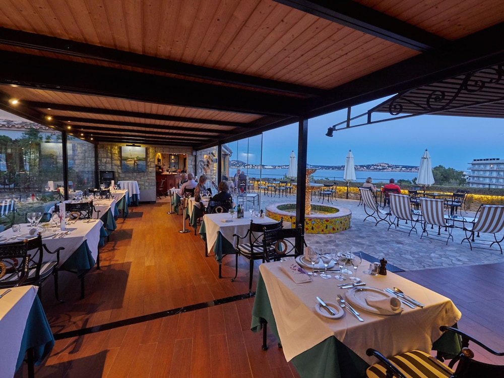 Hotel Petit Cala Fornells — Restaurant & bars in Peguera, Balearic Islands
