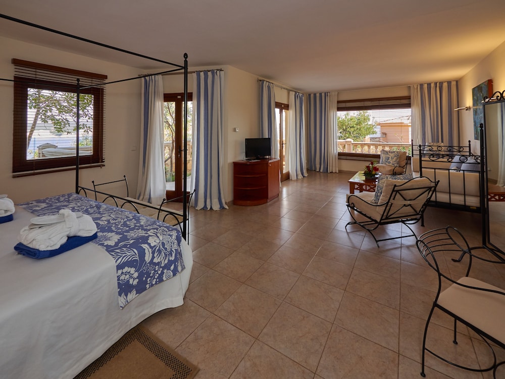 Hotel Petit Cala Fornells — Hotel rooms in Peguera, Balearic Islands
