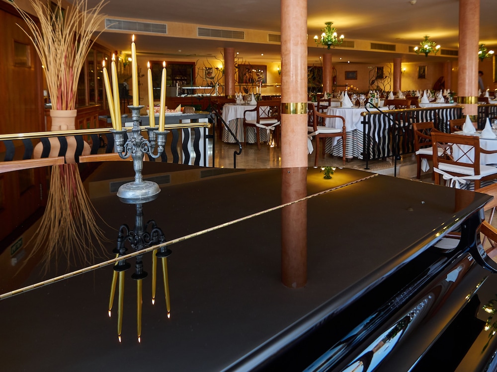 Hotel Petit Cala Fornells — Restaurant & bars in Peguera, Balearic Islands