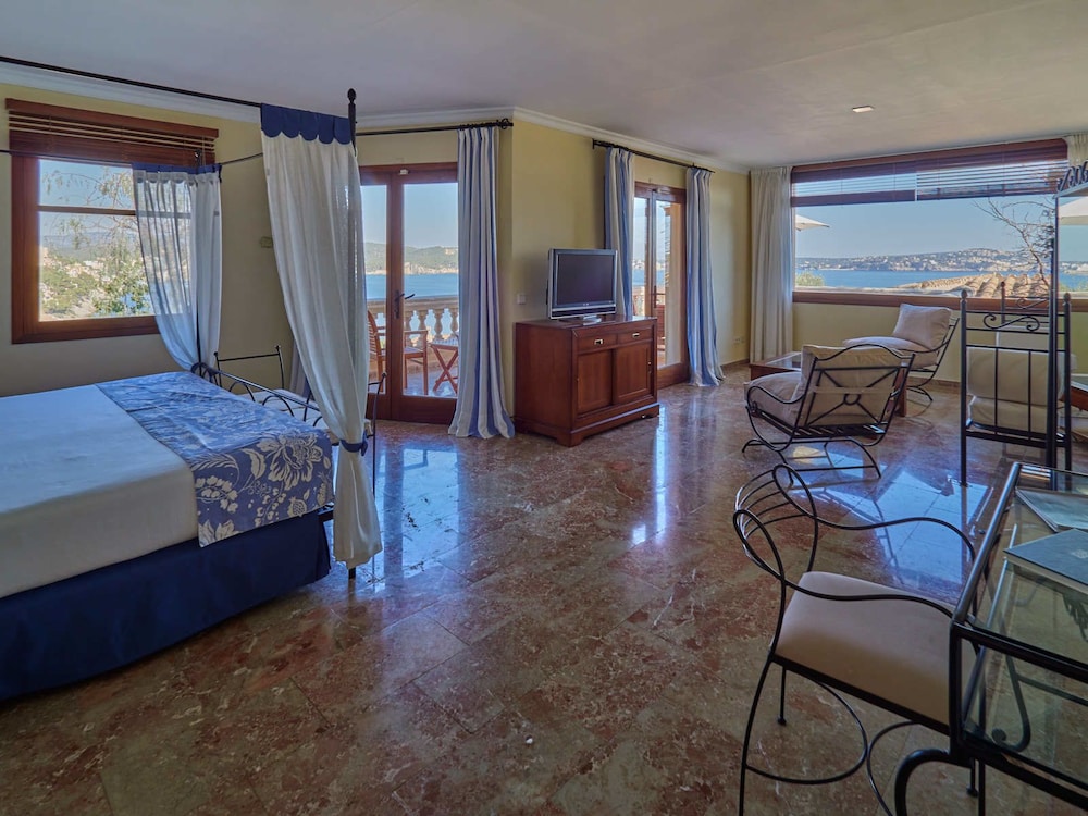 Hotel Petit Cala Fornells — Hotel rooms in Peguera, Balearic Islands