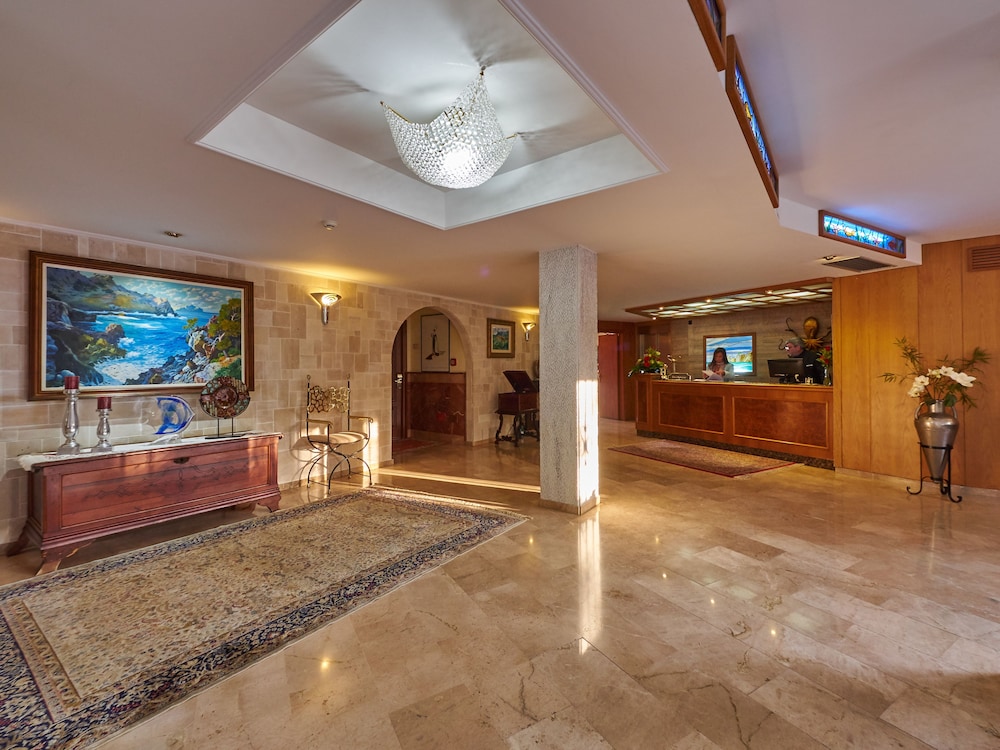 Hotel Petit Cala Fornells — Hotel building in Peguera, Balearic Islands