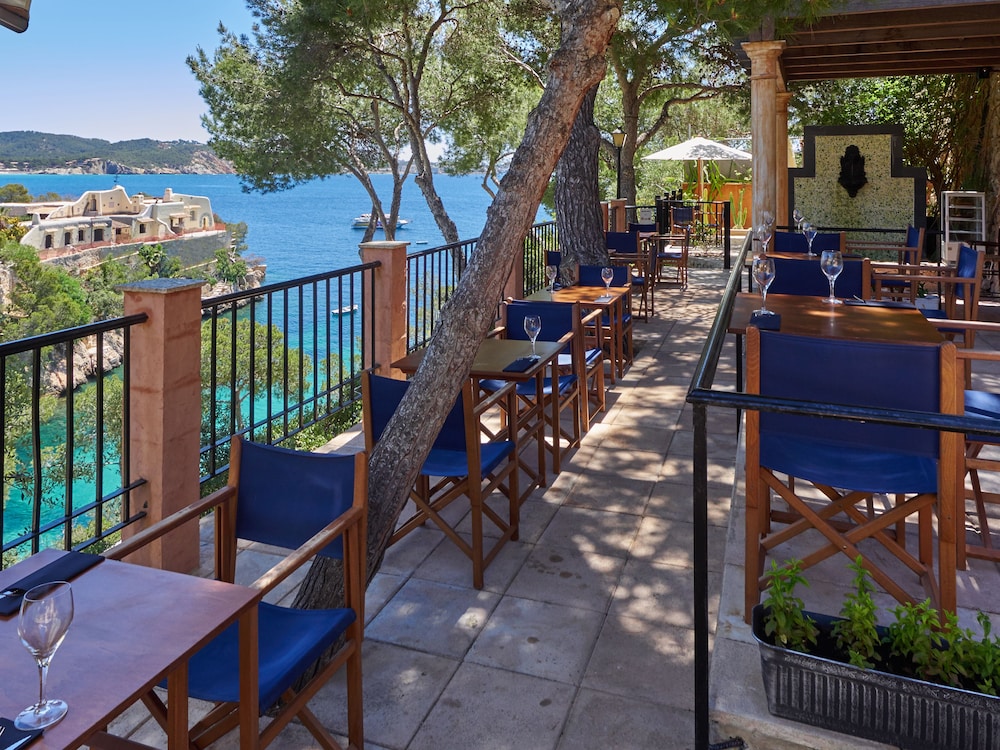 Hotel Petit Cala Fornells — Restaurant & bars in Peguera, Balearic Islands