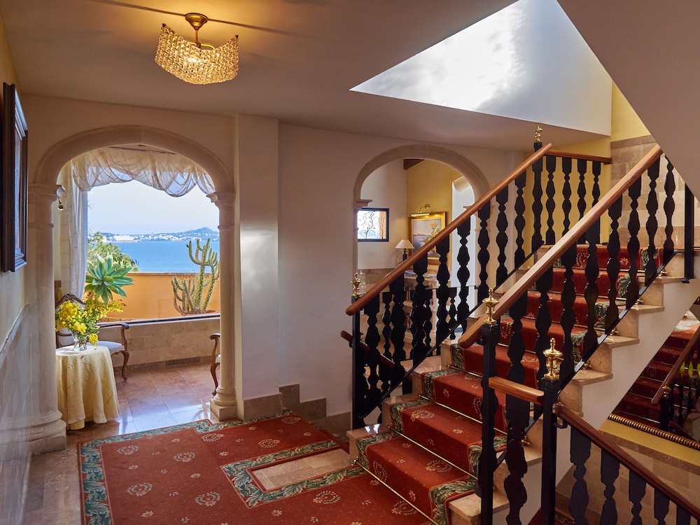 Hotel Petit Cala Fornells — Hotel building in Peguera, Balearic Islands