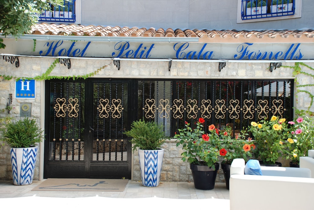 Hotel Petit Cala Fornells — Hotel building in Peguera, Balearic Islands