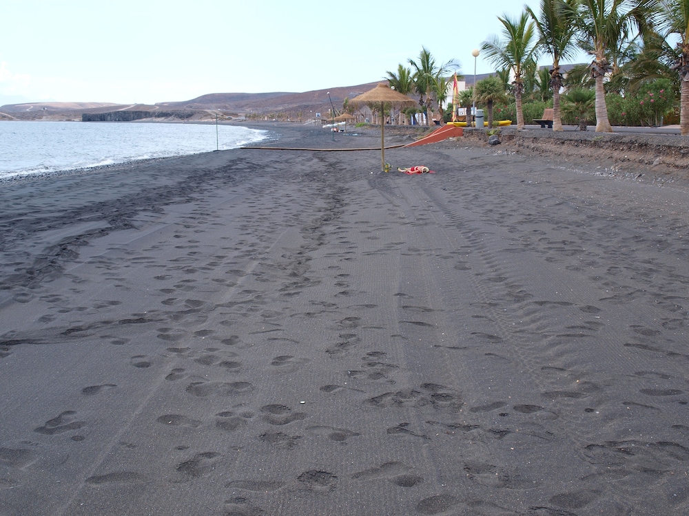 R2 Romantic Fantasia Dreams & Suites Hotel – Adults Only - All inclusive — Beach in Tarajalejo, Canary Islands