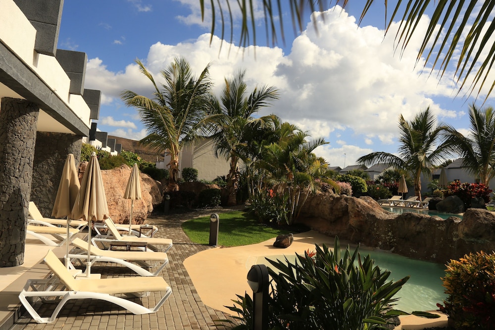R2 Romantic Fantasia Dreams & Suites Hotel – Adults Only - All inclusive — Swimming pool in Tarajalejo, Canary Islands