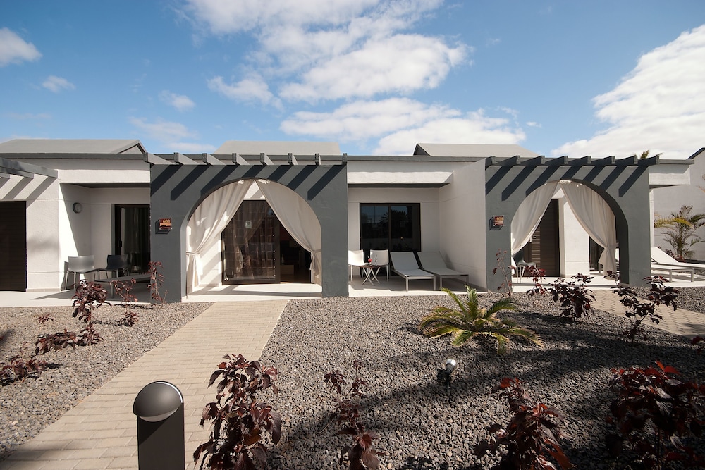 R2 Romantic Fantasia Dreams & Suites Hotel – Adults Only - All inclusive — Hotel building in Tarajalejo, Canary Islands