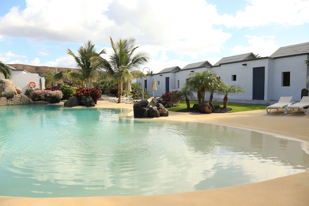 R2 Romantic Fantasia Dreams & Suites Hotel – Adults Only - All inclusive — Swimming pool in Tarajalejo, Canary Islands