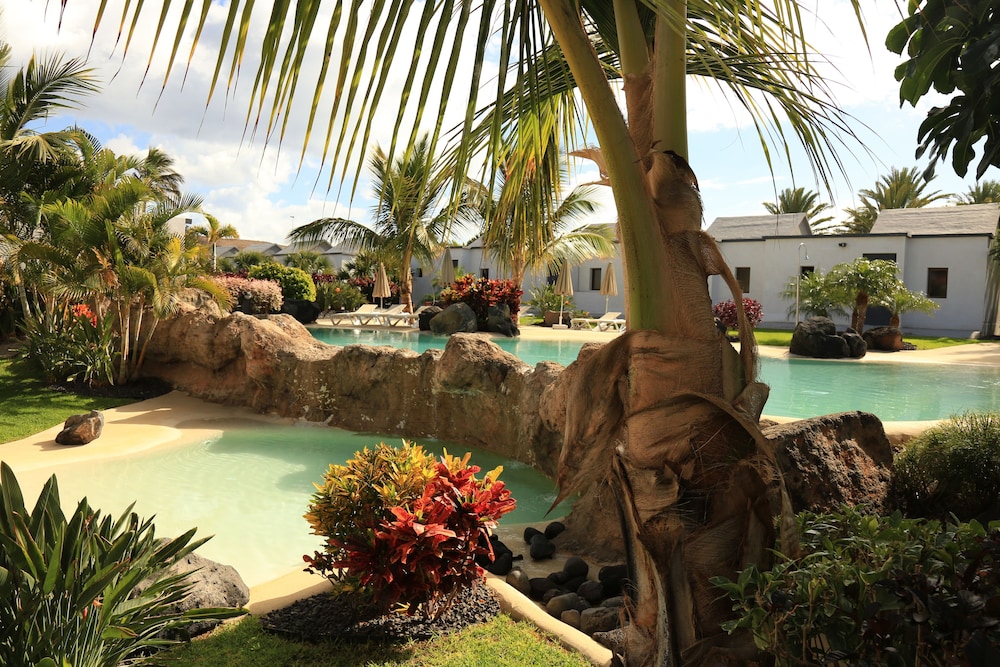 R2 Romantic Fantasia Dreams & Suites Hotel – Adults Only - All inclusive — Swimming pool in Tarajalejo, Canary Islands
