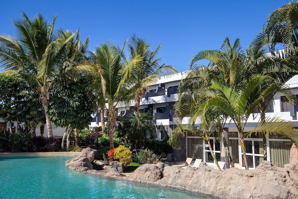R2 Romantic Fantasia Dreams & Suites Hotel – Adults Only - All inclusive — Hotel building in Tarajalejo, Canary Islands