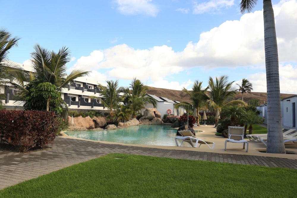 R2 Romantic Fantasia Dreams & Suites Hotel – Adults Only - All inclusive — Swimming pool in Tarajalejo, Canary Islands