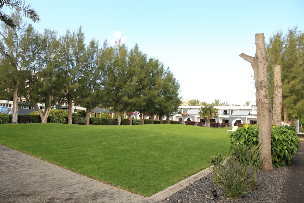 R2 Romantic Fantasia Dreams & Suites Hotel – Adults Only - All inclusive — Hotel building in Tarajalejo, Canary Islands
