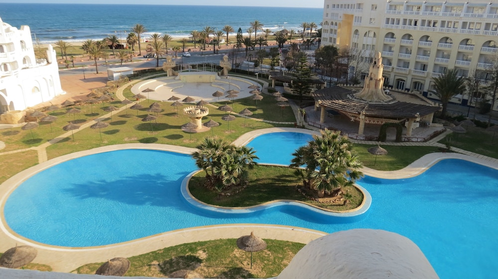Hotel Lella Baya Thalasso — Swimming pool in Hammamet, Nabeul