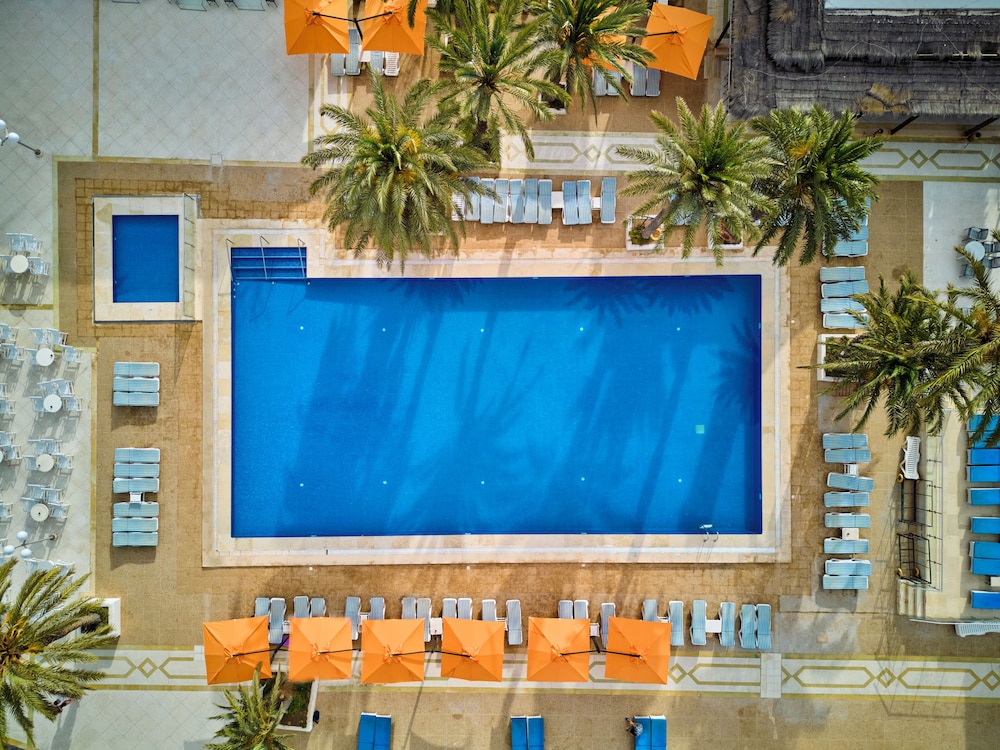 Hari Club Beach Resort — Swimming pool in Aghir, Medenine